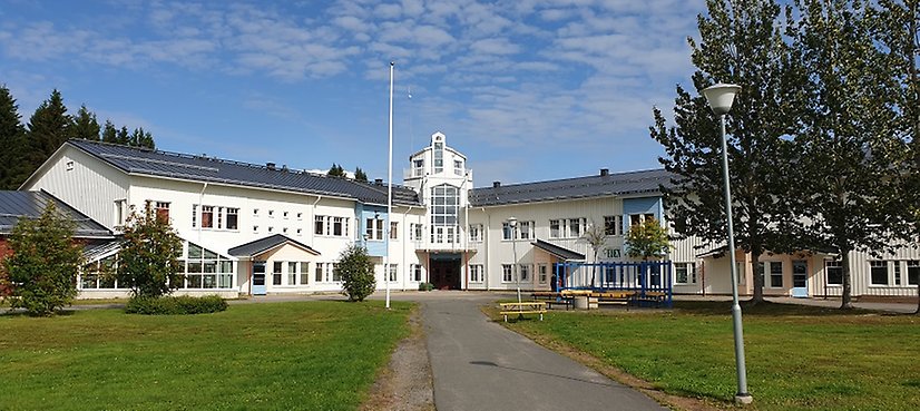 Den vita skolbyggnaden i Marielund.