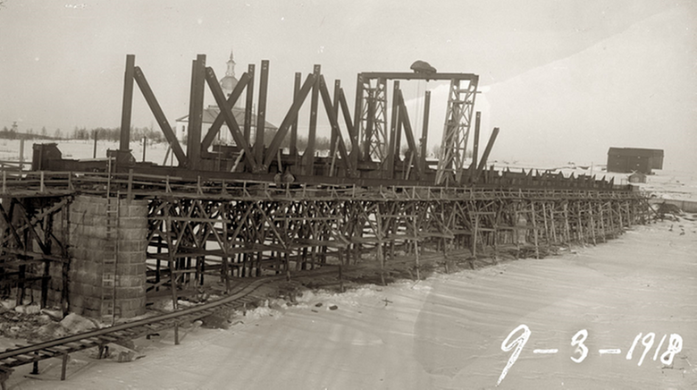 Järnvägsbron under uppbyggnad 1918. Foto: Haparanda stads bildarkiv